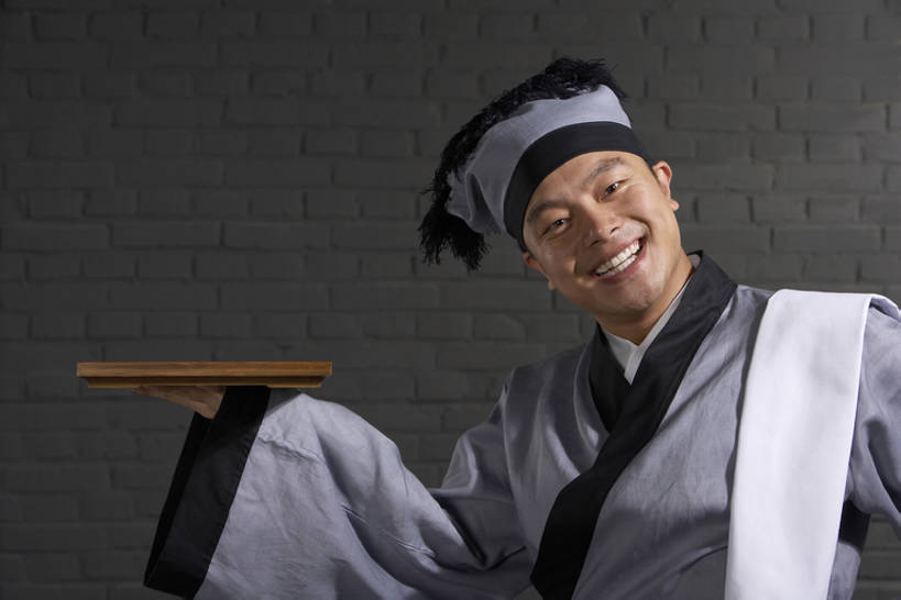 东方人,成年人,一个人,服务员,商店,举,笑,微笑,露齿笑,横图,正面,制服,快乐,幸福,骄傲,仅一个男性,仅一个人,表演,握,准备,古典,餐盘,注视,传统,古代,仅一个年轻男性,灰色,盘子,观察,看,托,职业,平衡,服务,握着,摄影,观看,幽默,察看,愉悦,关注,中国文化,努力,问候,远古,男人,男性,年轻男性,亚洲人,中国人,年轻人,服务生,侍者,举起,举手,举着,向上举,向上伸,向上托,半身,彩图,影棚拍摄,传统服装,装扮,欢乐,喜剧演员,传统文化,西汉王朝,bj175