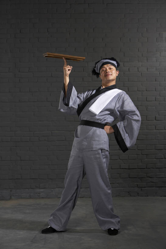 东方人,成年人,一个人,服务员,商店,举,笑,微笑,露齿笑,横图,正面,制服,快乐,幸福,骄傲,仅一个男性,仅一个人,表演,握,准备,古典,餐盘,注视,手叉腰,传统,古代,仅一个年轻男性,灰色,盘子,叉腰,观察,看,托,站着,职业,平衡,服务,握着,摄影,观看,幽默,察看,双手叉腰,愉悦,关注,中国文化,努力,问候,远古,男人,男性,年轻男性,亚洲人,中国人,年轻人,服务生,侍者,举起,举手,举着,向上举,向上伸,向上托,彩图,全身,影棚拍摄,传统服装,装扮,欢乐,喜剧演员,传统文化,西汉王朝,bj175