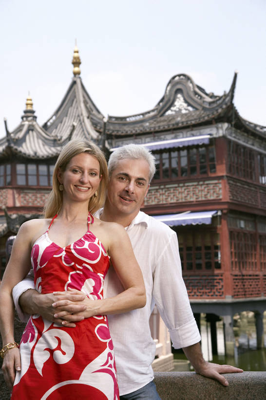 成年人,中年人,老年人,两个人,握手,微笑,竖图,室外,白天,正面,旅游,度假,友谊,幸福,名胜古迹,城市,建筑,上海,中国,亚洲,行人,游客,游人,注视,历史,娱乐,路人,旅客,豫园,观察,看,站着,享受,休闲,旅游胜地,放松,亲密,搭,摄影,建造,观看,察看,享乐,搭着,都市风光,关注,肖像,东亚,陪同,陪伴,过客,老年男性,老年女性,男人,男性,女人,女性,白种人,情侣,搀手,拉手,手拉手,手握手,拥抱,彩图,旅行,摆拍,伴随,bj175