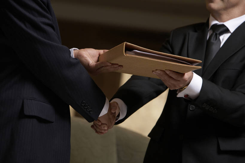 东方人,成年人,中年人,老年人,两个人,同事,商务人士,商务男性,握手,横图,室内,特写,仰视,衬衫,商务,成功,合作,团队,集体,信心,上海,中国,亚洲,握,套装,工作,会议,文件,队伍,站着,职业,同意,握着,摄影,合同,领导,经理,成就,商务装,合伙,领袖,工薪阶层,东亚,陪同,陪伴,把握,团结,男人,男性,白种人,亚洲人,中国人,白领,上班族,彩图,低角度拍摄,衬衣,建议,机遇,给予,掌控,伴随,bj175