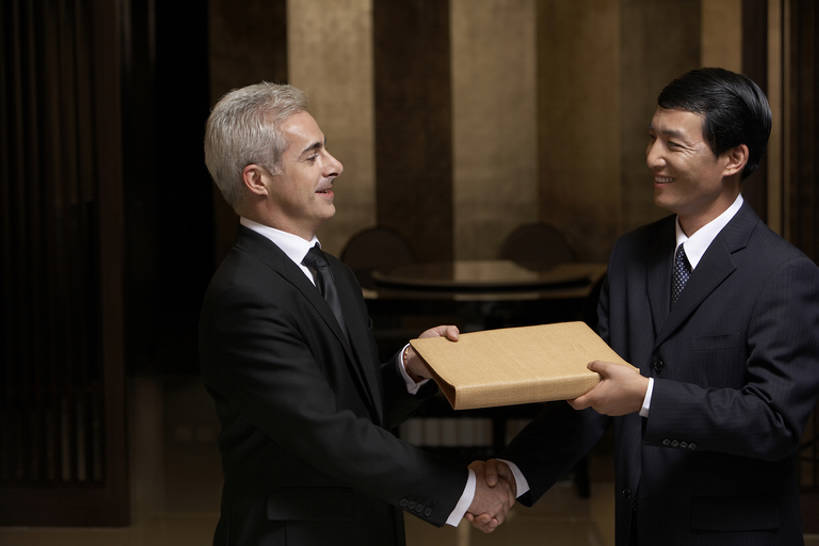 东方人,成年人,中年人,老年人,两个人,同事,商务人士,商务男性,握手,微笑,横图,室内,留白,侧面,衬衫,商务,快乐,通讯,幸福,骄傲,成功,合作,团队,集体,信心,上海,中国,亚洲,握,套装,开会,工作,会议,文件,队伍,站着,职业,面对面,同意,握着,摄影,合同,领导,经理,成就,商务装,合伙,领袖,工薪阶层,东亚,陪同,陪伴,把握,团结,男人,男性,白种人,亚洲人,中国人,白领,上班族,半身,彩图,衬衣,建议,机遇,给予,商务会议,掌控,伴随,bj175