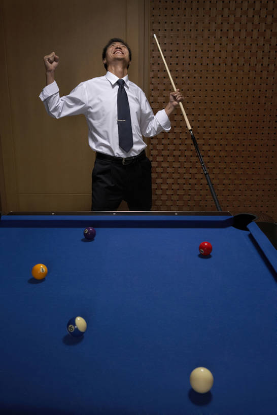 东方人,成年人,一个人,商务人士,商务男性,举,微笑,竖图,室内,正面,衬衫,商务,快乐,满意,兴奋,幸福,成功,比赛,运动,台球,上海,中国,亚洲,仅一个男性,仅一个人,握,套装,欢呼,庆祝,球袋,球杆,桌球台,玩,娱乐,刺激,仅一个年轻男性,托,站着,休闲,握着,摄影,享乐,愉悦,成就,娱乐活动,爱好,商务装,斯诺克,工薪阶层,台球室,东亚,获胜,男人,男性,亚洲人,中国人,年轻人,白领,上班族,休闲活动,举起,举手,举着,向上举,向上伸,向上托,彩图,高角度拍摄,衬衣,精力,bj175