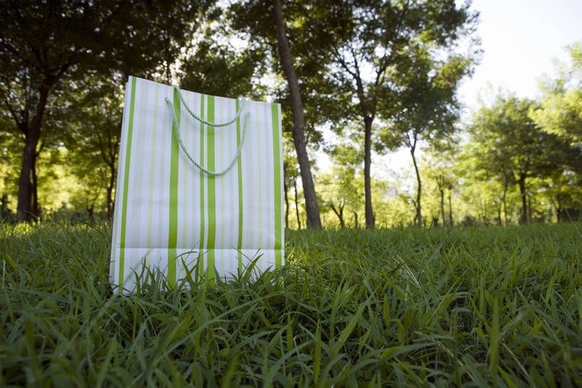 无人,公园,横图,室外,白天,购物,草地,静物,包,购物袋,草,树,一个,绿色,自然,摄影,单个,彩图,bj175