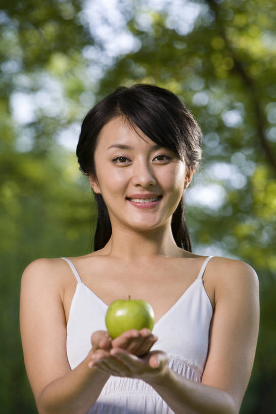 东方人,一个人,公园,微笑,竖图,室外,白天,留白,正面,幸福,苹果,水果,北京,中国,亚洲,仅一个年轻女性,仅一个女性,仅一个人,握,美丽,注视,休闲装,闻,饮食,自然,青苹果,观察,看,放松,诱惑,无辜,握着,摄影,宗教,观看,希望,保护,环境,察看,享乐,关注,清新,东亚,健康食物,环境保护,夏娃,年轻女性,女人,女性,亚洲人,中国人,年轻人,半身,彩图,深情,给予,美人,bj175