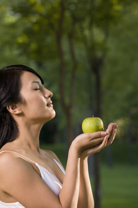 东方人,一个人,公园,微笑,竖图,室外,白天,留白,侧面,幸福,苹果,水果,北京,中国,亚洲,仅一个年轻女性,仅一个女性,仅一个人,握,美丽,休闲装,闻,饮食,自然,青苹果,放松,诱惑,无辜,握着,摄影,宗教,希望,保护,环境,享乐,清新,东亚,健康食物,环境保护,夏娃,年轻女性,女人,女性,亚洲人,中国人,年轻人,闭着眼睛,半身,彩图,深情,美人,bj175