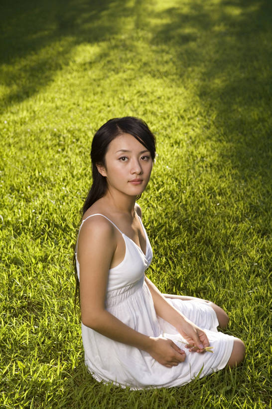 东方人,一个人,公园,竖图,室外,白天,侧面,草地,北京,中国,亚洲,仅一个年轻女性,仅一个女性,仅一个人,美丽,注视,休闲装,草,树,绿色,白色,自然,观察,看,休闲,思考,放松,想,无辜,摄影,观看,保护,环境,察看,关注,东亚,环境保护,年轻女性,女人,女性,亚洲人,中国人,年轻人,坐着,彩图,美人,bj175