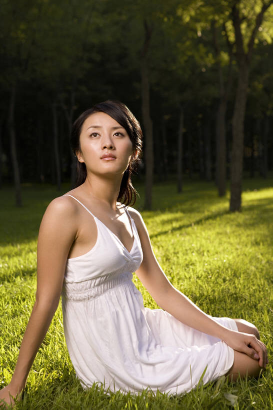 东方人,一个人,公园,竖图,俯视,航拍,室外,白天,侧面,草地,北京,中国,亚洲,仅一个年轻女性,仅一个女性,仅一个人,美丽,注视,休闲装,草,树,绿色,白色,自然,观察,看,休闲,思考,放松,想,无辜,摄影,观看,保护,环境,察看,鸟瞰,关注,东亚,环境保护,年轻女性,女人,女性,亚洲人,中国人,年轻人,仰头,坐着,彩图,高角度拍摄,美人,bj175