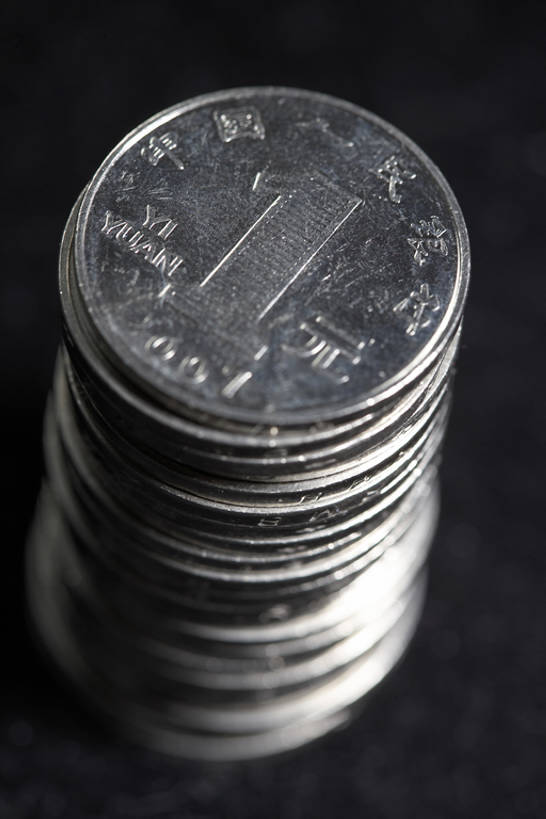 无人,竖图,商务,赚钱,风险,成功,信心,钱,人民币,技术,静物,许多,堆叠,黑色背景,丰富,计算,金属,符号,钱币,银色,很多,职业,汉字,财富,钞票,金融,理财,投资,纸币,摄影,经济,技巧,堆,利润,中国文化,手艺,流通,纸钞,贸易,技能,技艺,货币,现金,硬币,彩图,影棚拍摄,妙技,顾问,本领,金融投资顾问,bj175