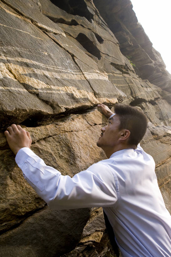 东方人,成年人,一个人,商务人士,商务男性,攀登,横图,室外,白天,侧面,衬衫,锻炼,商务,快乐,幸福,风险,安全,运动,信心,竞争,攀岩,山,中国,亚洲,仅一个男性,仅一个人,套装,山顶,领带,训练,娱乐,极限运动,刺激,仅一个年轻男性,自然,向上看,陡峭,健康,活力,力量,平衡,压力,摄影,上升,专心,享乐,练习,敏捷,决心,努力,爱好,商务装,户外活动,反差,挑战,工薪阶层,东亚,坚持,晋升,斗争,勇气,技能,能力,冒险,认真,无厘头,男人,男性,年轻男性,亚洲人,中国人,年轻人,白领,上班族,岩石,休闲活动,仰头,半身,彩图,衬衣,bj175