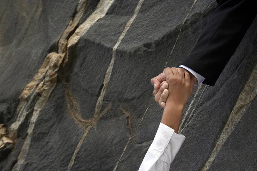 手,两个人,商务人士,商务男性,攀登,横图,室外,白天,留白,衬衫,商务,风险,运动,合作,团队,攀岩,山,中国,亚洲,吊挂,握,悬挂,套装,朦胧,模糊,挂,极限运动,陡峭,力量,握紧,握着,摄影,协助,支撑,部分,决心,努力,求助,商务装,户外活动,反差,挑战,工薪阶层,东亚,技能,援救,冒险,危险,无厘头,男人,男性,女人,女性,白领,上班族,岩石,休闲活动,手牵手,彩图,衬衣,bj175