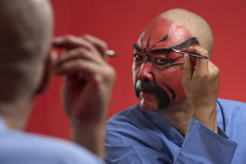 东方人,成年人,老年人,脸,头,脸颊,一个人,舞台,横图,正面,化妆,技术,镜子,北京,中国,亚洲,仅一个男性,仅一个人,仅一个中年男性,表演,握,准备,红色背景,黄色背景,艺术,反射,刷,休闲装,表演者,传统,扮演,剃头,背面,红色,化妆品,职业,休闲,握着,摄影,技巧,演出,化妆用品,中国文化,播放,手艺,京剧,东亚,远古,技能,技艺,认真,老年男性,男人,男性,中年男性,亚洲人,中国人,头部,脸部,脸蛋,面部,半身,彩图,影棚拍摄,传统服装,装扮,中国戏曲,妙技,传统文化,本领,bj175