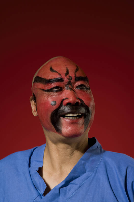 东方人,成年人,老年人,脸,头,脸颊,一个人,演员,舞台,笑,微笑,露齿笑,竖图,正面,快乐,幸福,北京,中国,亚洲,仅一个男性,仅一个人,仅一个中年男性,表演,红色背景,黄色背景,艺术,休闲装,表演者,传统,肩膀,扮演,剃头,红色,化妆品,摄影,演出,享乐,中国文化,播放,京剧,东亚,远古,老年男性,男人,男性,中年男性,亚洲人,中国人,头部,脸部,脸蛋,面部,彩图,影棚拍摄,传统服装,装扮,欢乐,中国戏曲,传统文化,bj175