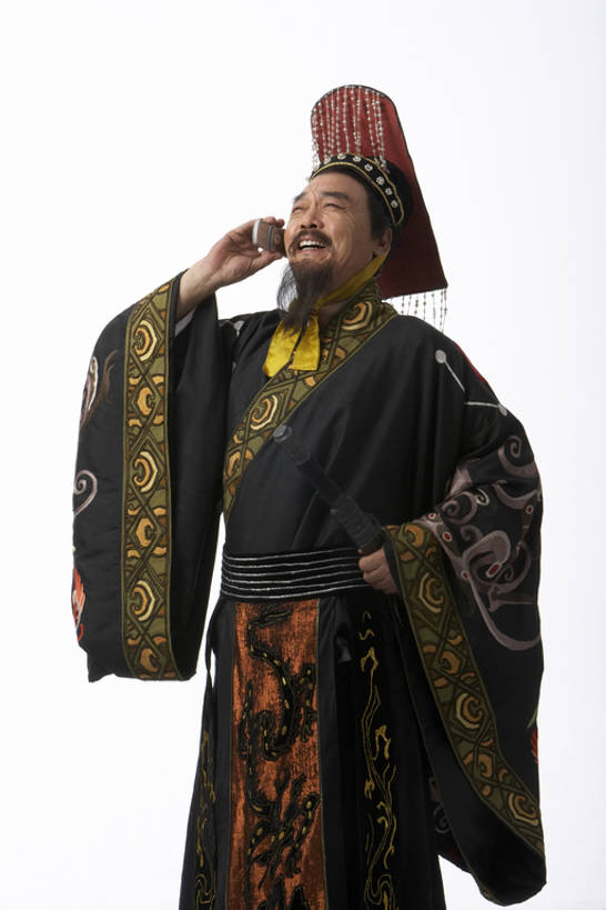 东方人,成年人,老年人,胡须,一个人,笑,打电话,微笑,露齿笑,竖图,留白,抠图,白色背景,正面,民族服装,快乐,通讯,兴奋,幸福,技术,手机,仅一个男性,仅一个人,仅一个中年男性,表演,连接,握,服装,古典,联系,历史,文化,传统,刺激,扮演,衣服,站着,握着,摄影,服饰,皇帝,幽默,古装,便利,享乐,中国文化,播放,反差,远古,秦朝,韵味,无线电技术,无厘头,老年男性,男人,男性,中年男性,亚洲人,中国人,胡子,络腮胡,说话,彩图,影棚拍摄,传统服装,民俗服,装扮,欢乐,中国戏曲,传统文化,bj175