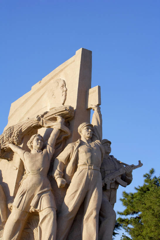 无人,农民,举,竖图,室外,白天,留白,侧面,旅游,度假,名胜古迹,太阳,标志建筑,地标,建筑,雕塑,天安门广场,亚洲,士兵,遗迹,毛泽东,瓷器,雕像,纪念碑,黎明,首都,古迹,历史,文物,娱乐,建设,传统,古建筑,工人,蓝色,天空,地标建筑,托,享受,休闲,旅游胜地,放松,早晨,中国文化,记忆,古文明,东亚,军队,爱国主义,万里无云,北京市,毛主席纪念堂,共产主义,员工,石块,举起,举手,举着,向上举,向上伸,向上托,彩图,暴动,匠人,劳动者,体力工,bj175