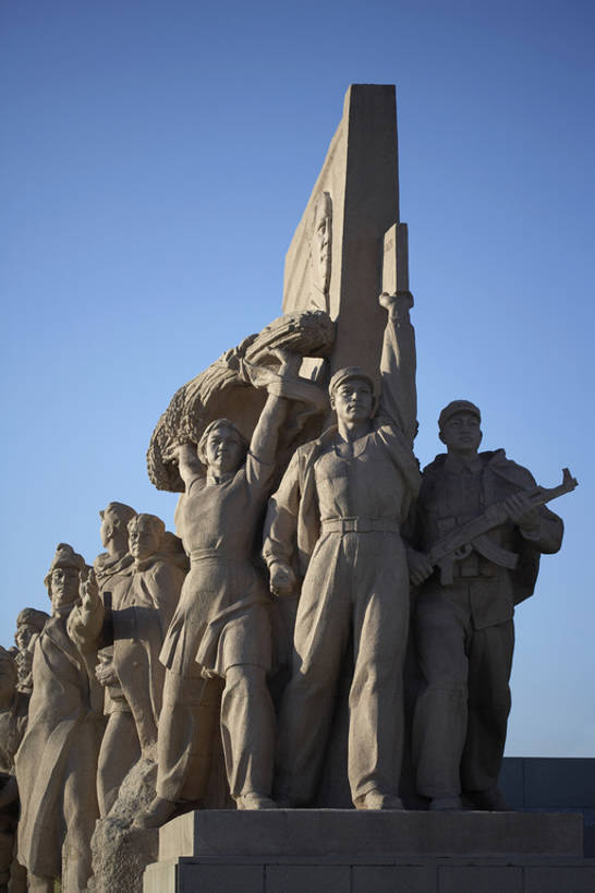 无人,农民,举,竖图,室外,白天,留白,正面,旅游,度假,名胜古迹,太阳,标志建筑,地标,建筑,雕塑,天安门广场,亚洲,士兵,遗迹,毛泽东,瓷器,雕像,纪念碑,黎明,首都,古迹,历史,文物,娱乐,建设,传统,古建筑,工人,蓝色,天空,地标建筑,托,享受,休闲,旅游胜地,放松,早晨,中国文化,记忆,古文明,东亚,军队,爱国主义,万里无云,北京市,毛主席纪念堂,共产主义,员工,石块,举起,举手,举着,向上举,向上伸,向上托,彩图,暴动,匠人,劳动者,体力工,bj175