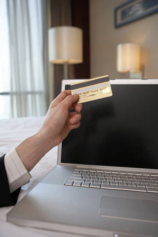 东方人,成年人,手,一个人,竖图,室内,正面,购物,商务,信用卡,消费,笔记本电脑,技术,卧室,酒店,中国,亚洲,仅一个女性,握,休闲,放松,握着,金融,摄影,生活方式,部分,网上购物,便利,付款,华贵,金卡,网购,选购,贸易,东亚,血拼,无线电技术,计算机,女人,女性,亚洲人,中国人,电子商务,休闲活动,彩图,旅行,商务旅行,bj175