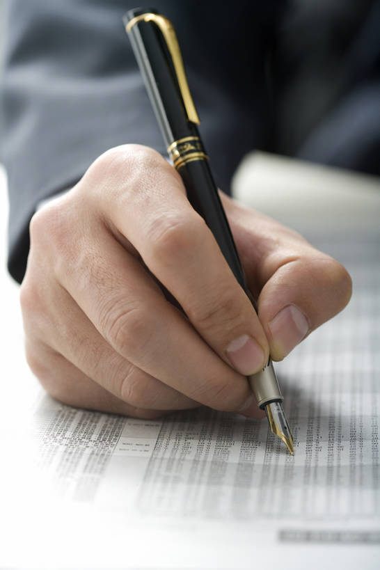 东方人,成年人,手,一个人,商务人士,商务男性,竖图,特写,正面,衬衫,商务,风险,计划,股票,仅一个男性,握,写,套装,检查,分析,表格,水笔,职业,规划,握着,金融,摄影,生长,指导,部分,证券交易所,指数,商务装,工薪阶层,技能,男人,男性,亚洲人,中国人,白领,上班族,彩图,影棚拍摄,衬衣,机遇,bj175