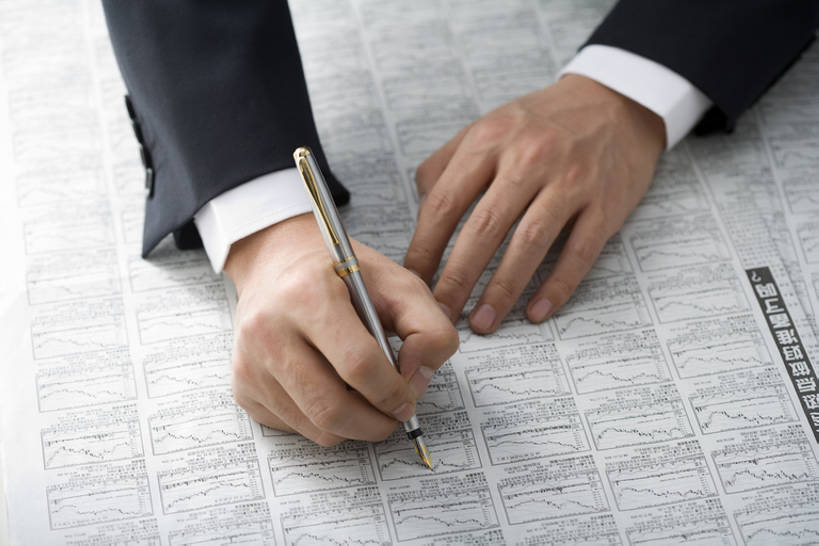 东方人,成年人,手,一个人,商务人士,商务男性,横图,特写,衬衫,商务,风险,计划,股票,仅一个男性,握,写,套装,检查,分析,表格,水笔,职业,规划,握着,金融,摄影,生长,指导,部分,证券交易所,指数,商务装,工薪阶层,技能,男人,男性,亚洲人,中国人,白领,上班族,彩图,高角度拍摄,影棚拍摄,衬衣,机遇,bj175