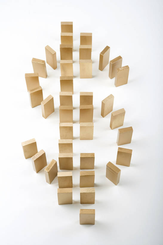 无人,竖图,特写,抠图,白色背景,商务,风险,一排,许多,对称,整齐,很多,排列,概念,财富,金融,摄影,脆弱,队列,多米诺,代表,开端,美元符号,彩图,高角度拍摄,影棚拍摄,多米诺效应,bj175