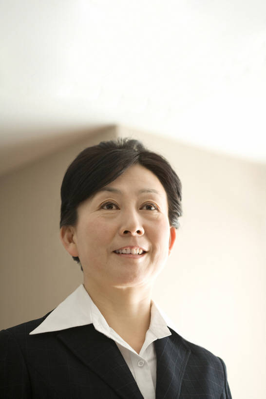 东方人,成年人,中年人,脸,头,脸颊,一个人,商务人士,商务女性,办公室,笑,微笑,露齿笑,竖图,室内,正面,西装,商务,快乐,满意,幸福,骄傲,成功,信心,技术,中国,亚洲,仅一个女性,套装,正装,注视,肩膀,观察,看,站着,职业,摄影,观看,技巧,察看,享乐,关注,肖像,手艺,东亚,一套,风管,贡献,技能,技艺,女人,女性,中年女性,亚洲人,中国人,头部,脸部,脸蛋,面部,白领,彩图,欢乐,妙技,办公室职员,本领,bj175