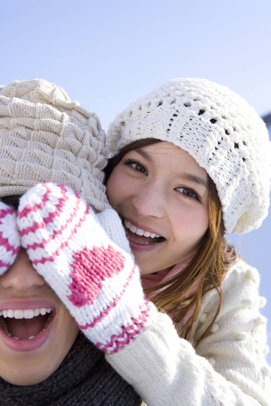 东方人,成年人,两个人,笑,摸,微笑,露齿笑,室外,特写,白天,正面,毛衣,游戏,快乐,满意,友谊,纯洁,雪,帽子,中国,亚洲,抚摸,冬天,浪漫,玩,注视,休闲装,娱乐,衣服,天空,社区,观察,看,休闲,表情,调情,放松,活力,可爱,童年,童趣,遮,遮掩,生活方式,观看,活动,察看,感冒,掩盖,享乐,遮挡,愉悦,发泄,关注,消遣,智力,爱好,户外活动,童真,东亚,烂漫,无邪,遮盖,连指手套,万里无云,宣泄,编织帽,掩饰,河北省,恶作剧,快活,欢愉,康乐,异性恋,无忧无虑,天真,男人,男性,年轻男性,年轻女性,女人,女性,亚洲人,中国人,年轻人,休闲活动,触摸,接触,玩耍,嬉戏,拥抱,彩图,爱,高兴,深情,愉快,白色人种,朝鲜族,挨着,bj175