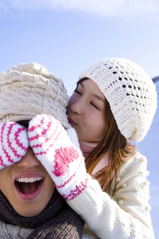 东方人,成年人,两个人,笑,摸,微笑,室外,特写,白天,正面,毛衣,游戏,快乐,满意,友谊,纯洁,雪,帽子,中国,亚洲,抚摸,冬天,浪漫,玩,注视,休闲装,娱乐,衣服,天空,社区,观察,看,休闲,表情,调情,放松,活力,可爱,童年,童趣,遮,遮掩,生活方式,观看,活动,察看,感冒,掩盖,享乐,遮挡,愉悦,发泄,关注,消遣,智力,爱好,户外活动,童真,东亚,烂漫,无邪,遮盖,连指手套,万里无云,宣泄,编织帽,掩饰,河北省,恶作剧,快活,欢愉,康乐,异性恋,无忧无虑,天真,男人,男性,年轻男性,年轻女性,女人,女性,亚洲人,中国人,年轻人,休闲活动,闭着眼睛,触摸,接触,亲吻,玩耍,嬉戏,拥抱,彩图,爱,高兴,深情,愉快,白色人种,朝鲜族,挨着,bj175