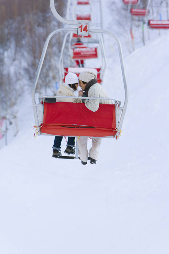 东方人,成年人,两个人,坐,微笑,室外,白天,毛衣,旅游,度假,讨论,快乐,自由,友谊,纯洁,运动,美景,山,雪,雪山,帽子,中国,亚洲,裤子,瓷器,景观,冬天,半空,浪漫,拿着,休闲装,娱乐,缆车,背面,衣服,自然,围巾,社区,交通工具,享受,休闲,滑雪场,健康,表情,面对面,景色,调情,放松,可爱,童年,童趣,生活方式,感冒,酷,享乐,愉悦,自然风光,体育器械,爱好,户外活动,童真,东亚,索道,烂漫,无邪,编织帽,河北省,冬季运动,快活,欢愉,康乐,缆索铁路,异性恋,无忧无虑,体育活动,天真,男人,男性,年轻男性,年轻女性,女人,女性,亚洲人,中国人,年轻人,休闲活动,手牵手,彩图,全身,旅行,爱,高兴,深情,领饰,林区,白色人种,朝鲜族,挨着,bj175