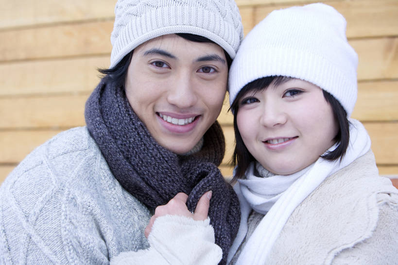 东方人,成年人,两个人,笑,微笑,露齿笑,横图,室外,白天,正面,毛衣,度假,快乐,友谊,纯洁,帽子,中国,亚洲,冬天,浪漫,注视,休闲装,衣服,围巾,社区,观察,看,休闲,表情,调情,放松,可爱,童年,童趣,生活方式,观看,察看,感冒,酷,享乐,愉悦,关注,童真,东亚,烂漫,无邪,编织帽,河北省,快活,欢愉,康乐,异性恋,无忧无虑,天真,男人,男性,年轻男性,年轻女性,女人,女性,亚洲人,中国人,年轻人,休闲活动,拥抱,彩图,旅行,爱,高兴,深情,领饰,白色人种,朝鲜族,挨着,bj175