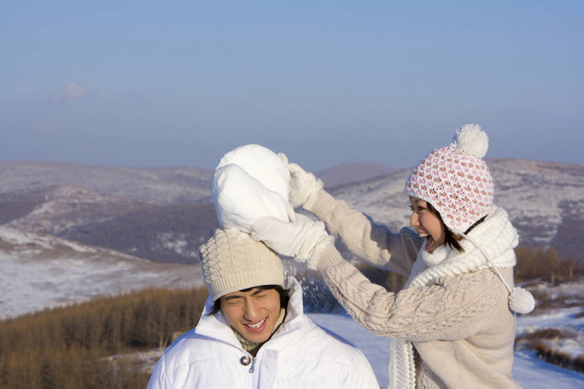 东方人,成年人,两个人,笑,微笑,露齿笑,横图,室外,白天,正面,毛衣,旅游,度假,游戏,快乐,兴奋,友谊,纯洁,美景,山,山脉,雪,帽子,中国,亚洲,景观,冬天,浪漫,玩,拿着,休闲装,娱乐,刺激,衣服,天空,自然,围巾,社区,享受,休闲,滑雪场,健康,表情,景色,调情,放松,可爱,童年,童趣,生活方式,活动,感冒,雪球,享乐,愉悦,发泄,消遣,运送,智力,自然风光,童真,东亚,烂漫,无邪,连指手套,万里无云,宣泄,编织帽,河北省,恶作剧,快活,欢愉,康乐,异性恋,无忧无虑,天真,男人,男性,年轻男性,年轻女性,女人,女性,亚洲人,中国人,年轻人,心型,休闲活动,闭着眼睛,玩耍,嬉戏,张开手臂,彩图,旅行,爱,高兴,深情,愉快,领饰,林区,白色人种,朝鲜族,bj175