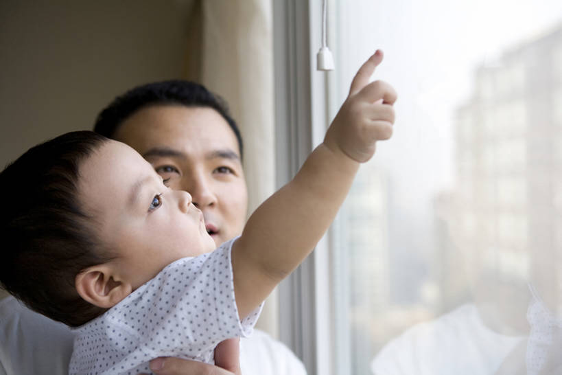 东方人,婴儿,儿童,成年人,脸,头,脸颊,两个人,家庭,父母,父亲,儿子,竖图,室内,白天,侧面,快乐,幸福,纯洁,窗户,中国,亚洲,连接,握,小的,注视,方向,肩膀,小孩,观察,看,健康,温暖,温馨,父子,一家人,活力,可爱,亲密,探索,童年,童趣,伸手,握着,摄影,活泼,生长,观看,和睦,察看,指着,享乐,关爱,关注,运送,亲情,宝宝,童真,东亚,纯真,烂漫,无邪,发展,陪同,陪伴,开端,伶俐,天真,男人,男性,中年男性,亚洲人,中国人,孩子,头部,脸部,脸蛋,面部,彩图,欢乐,融洽,弱点,伴随,bj175