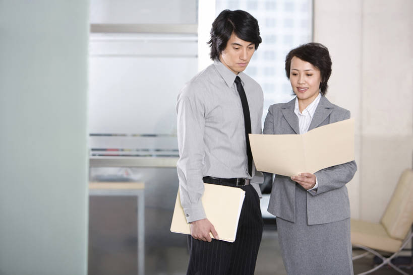 东方人,西方人,成年人,中年人,老年人,两个人,同事,商务人士,商务男性,商务女性,办公室,横图,室内,白天,留白,正面,衬衫,商务,讨论,通讯,成功,合作,团队,集体,信心,北京,欧洲,中国,欧洲人,亚洲,套装,正装,工作,文件,领带,队伍,站着,职业,办公大楼,想,读,摄影,领导,成就,出示,商务装,合伙,领袖,工薪阶层,东亚,把握,认真,老年女性,男人,男性,年轻男性,女人,女性,白种人,亚洲人,中国人,年轻人,白领,上班族,说话,彩图,衬衣,建议,办公室职员,朝鲜族,掌控,bj175