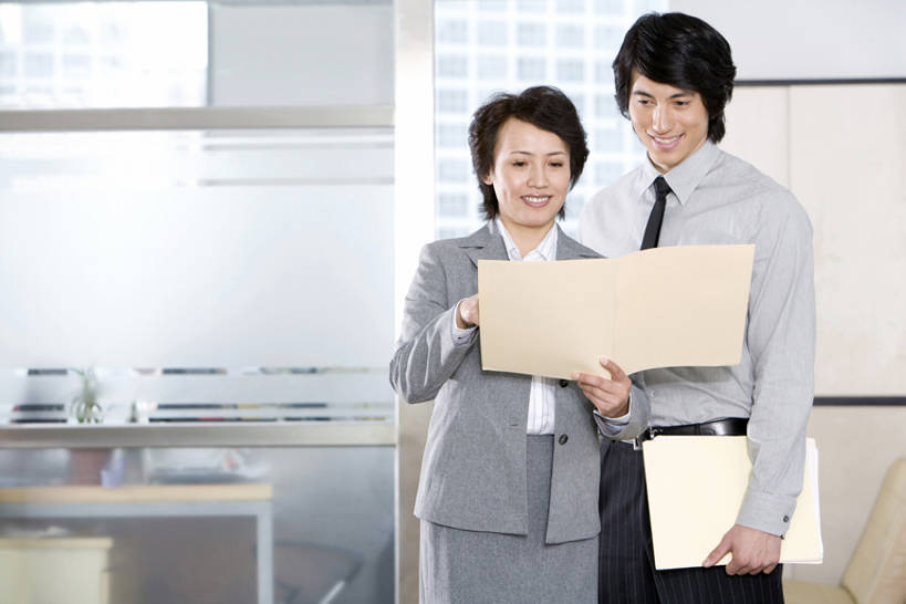 东方人,西方人,成年人,中年人,老年人,两个人,同事,商务人士,商务男性,商务女性,办公室,微笑,横图,室内,白天,留白,正面,衬衫,商务,讨论,通讯,成功,合作,团队,集体,信心,北京,欧洲,中国,欧洲人,亚洲,套装,正装,工作,文件,领带,队伍,站着,职业,办公大楼,想,读,摄影,领导,经理,成就,出示,商务装,合伙,领袖,工薪阶层,东亚,把握,老年女性,男人,男性,年轻男性,女人,女性,白种人,亚洲人,中国人,年轻人,白领,上班族,说话,彩图,衬衣,建议,办公室职员,朝鲜族,掌控,bj175