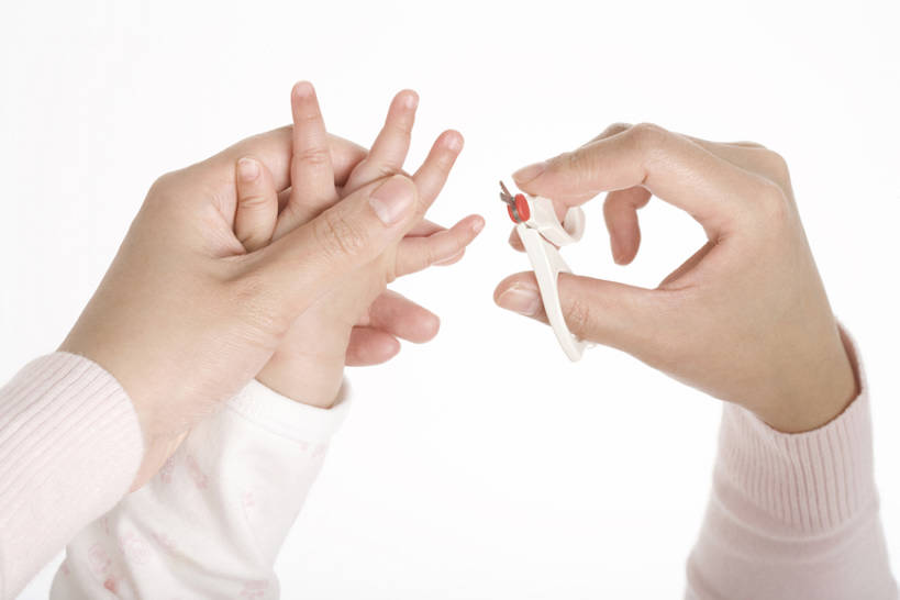 东方人,婴儿,儿童,成年人,中年人,手,指甲,两个人,家庭,母亲,女儿,儿子,特写,抠图,白色背景,纯洁,握,小孩,健康,温暖,温馨,母女,一家人,手指,活力,可爱,童年,童趣,无辜,握着,修指甲,摄影,活泼,生长,希望,和睦,脆弱,关爱,宝宝,切断,童真,纯真,烂漫,无邪,发展,开端,无忧无虑,指甲剪,伶俐,天真,女人,女性,亚洲人,中国人,孩子,年轻人,手牵手,彩图,影棚拍摄,融洽,弱点,bj175