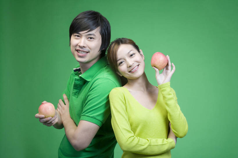 东方人,成年人,两个人,家庭,笑,吃,微笑,露齿笑,横图,留白,正面,快乐,满意,幸福,苹果,水果,中国,亚洲,握,绿色背景,黄色背景,并排,食品,浪漫,注视,休闲装,饮食,绿色,夏天,观察,看,站着,休闲,健康,温暖,温馨,一家人,成熟,活力,亲密,背对背,握着,摄影,观看,支撑,和睦,察看,享乐,关爱,关注,清新,出示,东亚,健康食物,陪同,陪伴,信任,男人,男性,年轻男性,年轻女性,女人,女性,亚洲人,中国人,年轻人,半身,彩图,影棚拍摄,爱,欢乐,融洽,伴随,bj175