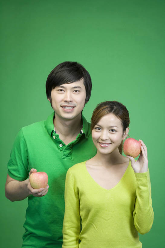 东方人,成年人,两个人,家庭,笑,吃,微笑,露齿笑,竖图,留白,正面,快乐,幸福,苹果,水果,中国,亚洲,握,绿色背景,黄色背景,并排,食品,注视,休闲装,饮食,绿色,夏天,观察,看,站着,休闲,健康,温暖,温馨,一家人,成熟,活力,亲密,握着,摄影,观看,和睦,察看,享乐,关注,清新,出示,东亚,健康食物,陪同,陪伴,男人,男性,年轻男性,年轻女性,女人,女性,亚洲人,中国人,年轻人,半身,彩图,影棚拍摄,欢乐,融洽,伴随,bj175