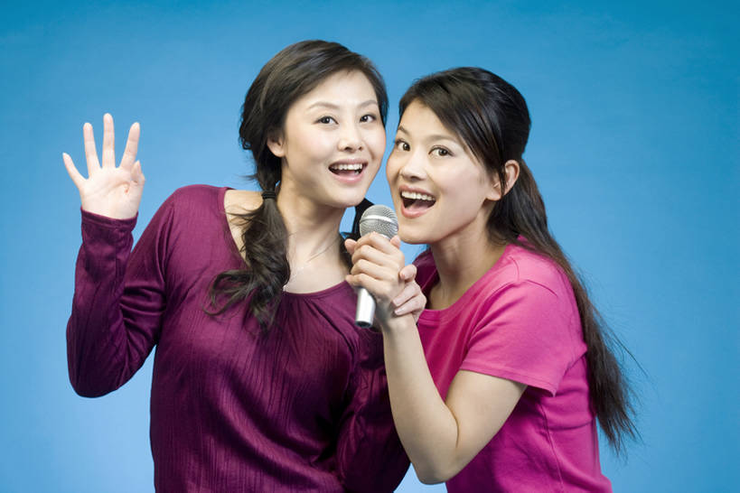 东方人,成年人,两个人,举,笑,微笑,露齿笑,横图,留白,正面,快乐,友谊,幸福,技术,中国,亚洲,握,黄色背景,蓝色背景,并排,音乐,注视,休闲装,蓝色,夏天,观察,看,托,站着,休闲,放松,活力,亲密,握着,摄影,观看,ktv包厢,包厢,唱,察看,创造力,麦克风,享乐,愉悦,关注,歌厅,包房,东亚,陪同,ktv包房,陪伴,年轻女性,女人,女性,亚洲人,中国人,年轻人,休闲活动,举起,举手,举着,向上举,向上伸,向上托,半身,彩图,影棚拍摄,欢乐,卡拉ok,闺密,伴随,bj175