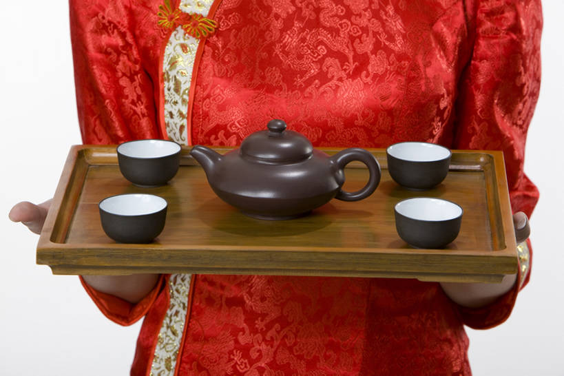 东方人,成年人,一个人,服务员,横图,抠图,白色背景,热情,茶,中国,仅一个女性,握,旗袍,丝绸,茶道,餐盘,饮食,饮料,红色,茶壶,站着,职业,服务,握着,摄影,中国茶,礼节,运送,中国文化,肖像,古典风格,东亚,热饮,东亚文化,年轻女性,女人,女性,亚洲人,中国人,年轻人,服务生,侍者,茶杯,彩图,影棚拍摄,传统服装,传统文化,bj175