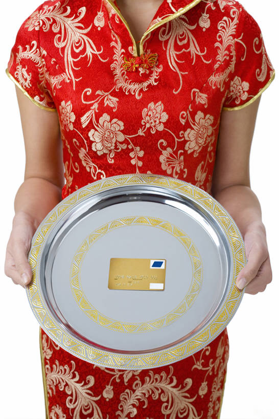 东方人,成年人,一个人,服务员,笑,微笑,露齿笑,竖图,特写,抠图,白色背景,快乐,幸福,热情,信用卡,消费,中国,仅一个女性,握,旗袍,丝绸,银色,餐盘,红色,站着,职业,服务,握着,金融,理财,摄影,经济,便利,中国文化,出示,古典风格,流通,贸易,东亚,东亚文化,年轻女性,女人,女性,亚洲人,中国人,年轻人,服务生,侍者,彩图,影棚拍摄,传统服装,传统文化,bj175