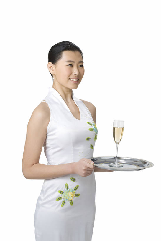 东方人,成年人,一个人,服务员,笑,微笑,露齿笑,竖图,留白,抠图,白色背景,侧面,快乐,幸福,热情,中国,仅一个女性,旗袍,丝绸,银色,餐盘,饮食,白色,香槟,站着,职业,服务,摄影,礼节,高雅,葡萄酒杯,中国文化,古典风格,香槟杯,东亚,东亚文化,年轻女性,女人,女性,亚洲人,中国人,年轻人,服务生,侍者,彩图,影棚拍摄,传统服装,魅力,传统文化,客房服务,bj175