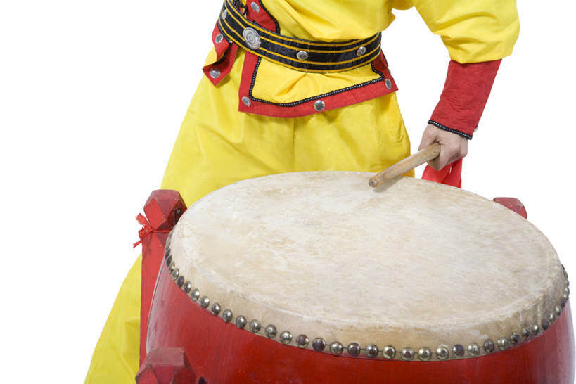 一个人,举,横图,特写,留白,白色背景,正面,运气,亚洲,表演,欢呼,朦胧,模糊,庆祝,瓷器,鼓,乐器,音乐,拿着,表演者,传统,红色,祈祷,概念,躯干,击打,部分,中国文化,典礼,鼓槌,东亚,男人,男性,亚洲人,彩图,影棚拍摄,传统服装,欢乐,大鼓,传统文化,传统节日,bj175