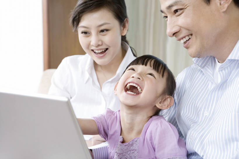 东方人,儿童,成年人,中年人,三个人,家庭,父母,母亲,父亲,女儿,儿子,客厅,坐,笑,微笑,露齿笑,横图,室内,特写,白天,侧面,通讯,幸福,纯洁,电脑,笔记本电脑,技术,沙发,北京,中国,亚洲,一排,连接,敲打,握,丰富,整齐,并排,网络,联系,休闲装,输入,通讯设备,排列,小孩,遥控器,打字,舒服,温暖,温馨,一家人,可爱,童年,童趣,搭,握着,摄影,生长,点击,惊奇,敲击,和睦,无线,起居室,享乐,愉悦,搭着,队列,关爱,智力,出示,通信设备,无线网络,网上冲浪,计算机设备,无线上网,便携式电脑,童真,东亚,烂漫,无邪,陪同,无线电技术,陪伴,天真,按键,计算机,手提电脑,男人,男性,年轻女性,女孩,女人,女性,中年男性,亚洲人,中国人,孩子,年轻人,休闲活动,拥抱,坐着,半身,彩图,融洽,好奇心,宽屏,苹果笔记本,伴随,bj175