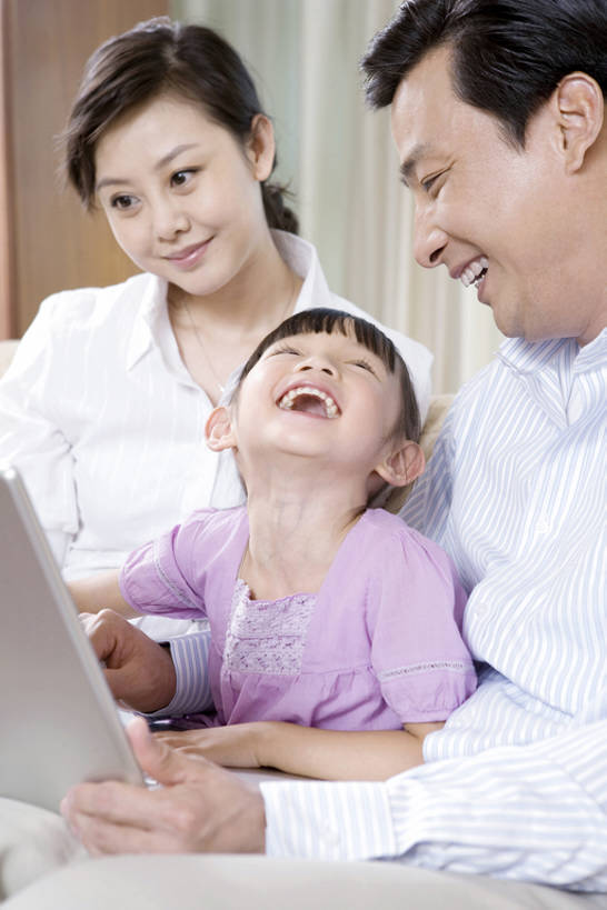 东方人,儿童,成年人,中年人,三个人,家庭,父母,母亲,父亲,女儿,儿子,客厅,坐,笑,微笑,露齿笑,竖图,室内,特写,白天,侧面,通讯,幸福,纯洁,电脑,笔记本电脑,技术,沙发,北京,中国,亚洲,一排,连接,敲打,握,丰富,整齐,并排,网络,联系,休闲装,输入,通讯设备,排列,小孩,遥控器,打字,舒服,温暖,温馨,一家人,可爱,童年,童趣,搭,握着,摄影,生长,点击,惊奇,敲击,和睦,无线,起居室,享乐,愉悦,搭着,队列,关爱,智力,出示,通信设备,无线网络,网上冲浪,计算机设备,无线上网,便携式电脑,童真,东亚,烂漫,无邪,陪同,无线电技术,陪伴,天真,按键,计算机,手提电脑,男人,男性,年轻女性,女孩,女人,女性,中年男性,亚洲人,中国人,孩子,年轻人,休闲活动,拥抱,坐着,半身,彩图,融洽,好奇心,苹果笔记本,伴随,bj175