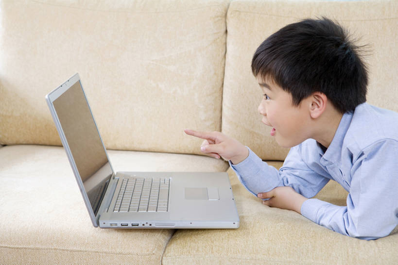 东方人,儿童,脸,头,脸颊,一个人,女儿,儿子,客厅,站,横图,侧面,纯洁,电脑,笔记本电脑,沙发,北京,中国,亚洲,仅一个男性,仅一个人,连接,敲打,网络,教育,联系,输入,通讯设备,刺激,肩膀,小孩,打字,看,趴着,站着,张嘴,仅一个小孩,可爱,童年,童趣,摄影,点击,惊奇,敲击,无线,起居室,指着,享乐,通信设备,无线网络,网上冲浪,张大嘴巴,无线上网,便携式电脑,童真,东亚,烂漫,无邪,无线电技术,天真,按键,计算机,手提电脑,男孩,男人,男性,亚洲人,中国人,孩子,头部,脸部,脸蛋,面部,张开嘴,站立,彩图,男生,好奇心,苹果笔记本,bj175