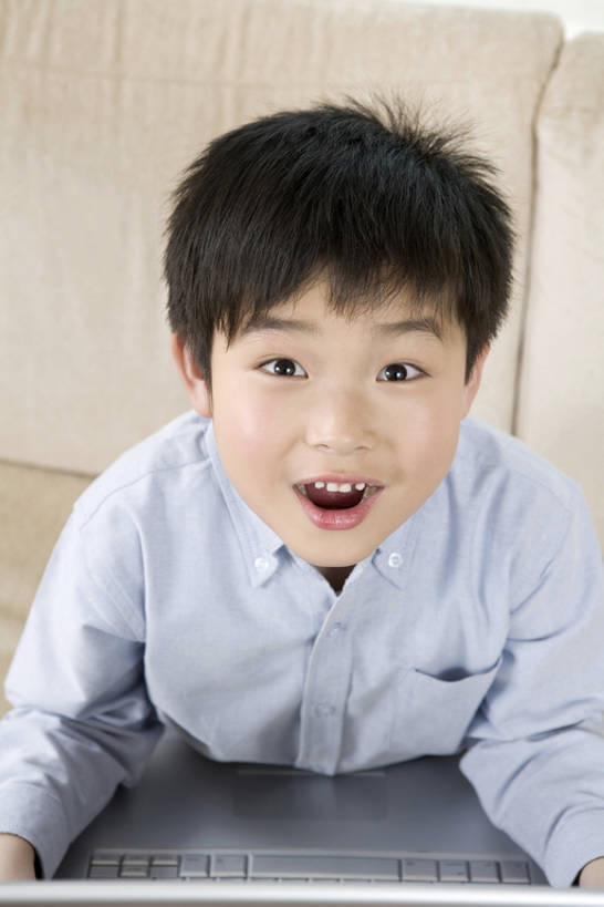 东方人,儿童,一个人,女儿,儿子,客厅,站,笑,微笑,露齿笑,竖图,室内,白天,正面,幸福,纯洁,电脑,笔记本电脑,沙发,北京,中国,亚洲,仅一个男性,仅一个人,连接,敲打,网络,联系,注视,输入,通讯设备,小孩,打字,观察,看,站着,张嘴,仅一个小孩,表情,可爱,童年,童趣,摄影,观看,点击,惊奇,敲击,察看,无线,起居室,享乐,愉悦,关注,肖像,通信设备,无线网络,网上冲浪,计算机设备,想象,张大嘴巴,无线上网,便携式电脑,童真,东亚,烂漫,无邪,无线电技术,天真,按键,计算机,手提电脑,男孩,男人,男性,亚洲人,中国人,孩子,张开嘴,休闲活动,站立,坐着,半身,彩图,男生,苹果笔记本,bj175
