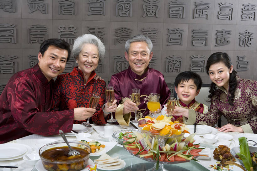 东方人,儿童,成年人,中年人,老年人,家庭,父母,母亲,父亲,女儿,儿子,祖父母,祖母,祖父,站,微笑,横图,室内,白天,正面,吃饭,聚会,生日,晚餐,快乐,通讯,幸福,纯洁,成功,餐桌,家具,水果,玻璃,北京,中国,春节,亚洲,五个人,一排,连接,旗袍,欢呼,丰富,庆祝,整齐,并排,美味,注视,传统,饮食,排列,小孩,盘子,转盘,碗,中国菜,香槟,观察,看,站着,温暖,温馨,一家人,汉字,可爱,童年,童趣,举杯,摄影,生活方式,观看,和睦,察看,退休,高雅,膳食,成就,队列,关注,宴会,中国文化,桔子汁,华贵,肖像,童真,东亚,烂漫,无邪,陪同,陪伴,天真,老年男性,老年女性,男孩,男人,男性,年轻女性,女人,女性,中年男性,亚洲人,中国人,孩子,年轻人,全家福,孙子,休闲活动,站立,坐着,半身,彩图,传统服装,餐馆,融洽,男生,传统文化,传统节日,伴随,bj175