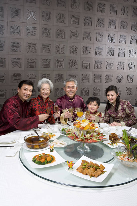 东方人,儿童,成年人,中年人,老年人,家庭,父母,母亲,父亲,女儿,儿子,祖父母,祖母,祖父,站,微笑,竖图,室内,白天,正面,吃饭,聚会,生日,晚餐,快乐,通讯,幸福,纯洁,成功,餐桌,家具,水果,玻璃,北京,中国,春节,亚洲,五个人,一排,连接,旗袍,欢呼,丰富,庆祝,整齐,并排,美味,注视,传统,饮食,排列,小孩,盘子,转盘,碗,中国菜,香槟,观察,看,站着,温暖,温馨,一家人,汉字,可爱,童年,童趣,举杯,摄影,生活方式,观看,和睦,察看,退休,高雅,膳食,成就,队列,关注,宴会,中国文化,桔子汁,华贵,肖像,童真,东亚,烂漫,无邪,陪同,陪伴,天真,老年男性,老年女性,男孩,男人,男性,年轻女性,女人,女性,中年男性,亚洲人,中国人,孩子,年轻人,全家福,孙子,休闲活动,站立,坐着,半身,彩图,传统服装,餐馆,融洽,男生,传统文化,传统节日,伴随,bj175