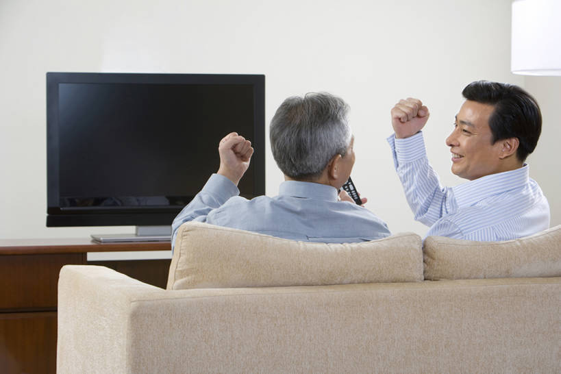 东方人,成年人,中年人,老年人,两个人,家庭,客厅,微笑,横图,室内,白天,游戏,竞争,技术,家具,沙发,电视,北京,中国,亚洲,连接,剪刀,纸,公寓,玩,注视,娱乐,背面,遥控器,观察,看,休闲,温暖,温馨,父子,一家人,放松,决定,摄影,生活方式,观看,活动,猜拳,和睦,察看,起居室,愉悦,发泄,关注,消遣,智力,彩电,选择,东亚,陪同,宣泄,彩色电视机,显像管屏,显像管屏幕,陪伴,竞赛,老年男性,男人,男性,中年男性,亚洲人,中国人,年轻人,电视机,岩石,休闲活动,玩耍,嬉戏,坐着,半身,彩图,石头剪刀布,石头剪子布,融洽,宽屏,伴随,bj175