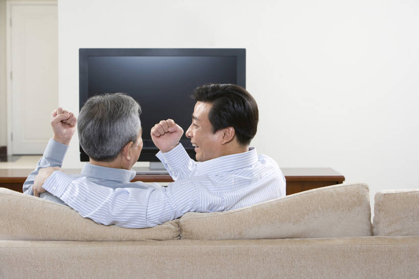 东方人,成年人,中年人,老年人,两个人,家庭,客厅,微笑,横图,室内,白天,游戏,竞争,技术,家具,沙发,电视,北京,中国,亚洲,连接,剪刀,纸,公寓,玩,注视,娱乐,背面,观察,看,休闲,温暖,温馨,父子,一家人,面对面,放松,决定,搭,摄影,生活方式,观看,活动,猜拳,和睦,察看,起居室,愉悦,搭着,发泄,关注,消遣,智力,彩电,选择,东亚,陪同,宣泄,彩色电视机,显像管屏,显像管屏幕,陪伴,竞赛,老年男性,男人,男性,中年男性,亚洲人,中国人,年轻人,电视机,岩石,休闲活动,玩耍,嬉戏,坐着,半身,彩图,石头剪刀布,石头剪子布,融洽,宽屏,伴随,bj175