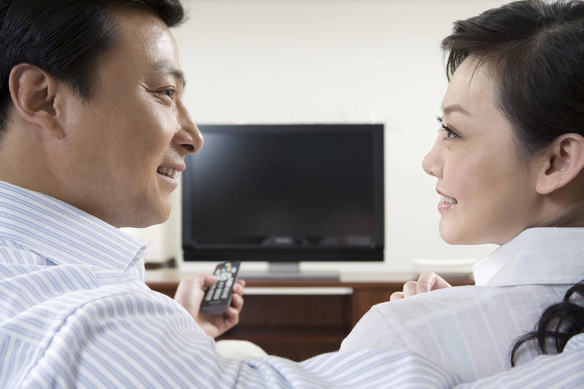 东方人,成年人,中年人,脸,头,脸颊,两个人,家庭,客厅,微笑,横图,室内,白天,侧面,技术,家具,电视,北京,中国,亚洲,握,并排,公寓,注视,肩膀,遥控器,观察,看,休闲,舒服,温暖,温馨,一家人,面对面,放松,搭,握着,摄影,观看,和睦,察看,起居室,搭着,关注,彩电,房地产,选择,东亚,陪同,彩色电视机,显像管屏,显像管屏幕,陪伴,男人,男性,年轻女性,女人,女性,中年男性,亚洲人,中国人,年轻人,头部,脸部,脸蛋,面部,电视机,休闲活动,拥抱,坐着,彩图,深情,融洽,宽屏,伴随,bj175