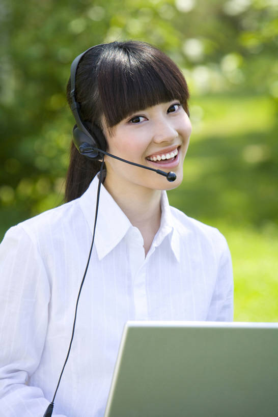 东方人,成年人,脸,头,脸颊,一个人,商务人士,服务员,电话接线员,技术人员,商务女性,笑,打电话,微笑,露齿笑,竖图,特写,正面,商务,快乐,满意,通讯,幸福,成功,信心,笔记本电脑,互联网,技术,北京,中国,亚洲,仅一个年轻女性,仅一个女性,仅一个人,敲打,正装,信息,联系,注视,输入,肩膀,绿色,自然,耳机,打字,观察,看,职业,服务,摄影,观看,技巧,点击,敲击,环境,察看,组织,呼叫中心,享乐,成就,关注,决心,销售,手艺,蓝牙,贩卖,东亚,可靠,无线电技术,责任,贡献,技能,技艺,按键,计算机,年轻女性,女人,女性,亚洲人,中国人,年轻人,头部,脸部,脸蛋,面部,白领,服务生,侍者,技术员,坐着,半身,彩图,欢乐,妙技,焦距,办公室职员,本领,动机,操作员,bj175